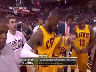 Lebron james vô tình trình diễn con gà trống trên tv