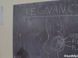 Nuori raskaana opiskelija runkata hänen pillua sisään the luokkahuone