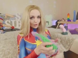 Amatir rumaja in suit captain marvel tests new mainan bad dragon sia siberia